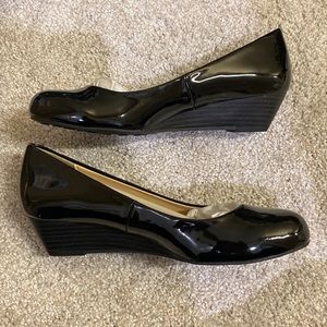 Wedge heel. Patent leather. Chinese laundry